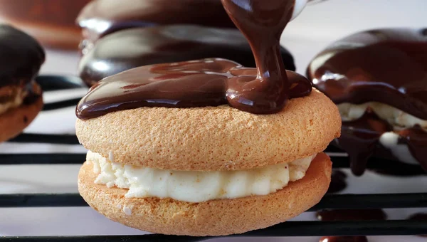 Despejando Ganache Chocolate Sobre Biscoitos Sanduíche Com Creme Baunilha Rack — Fotografia de Stock