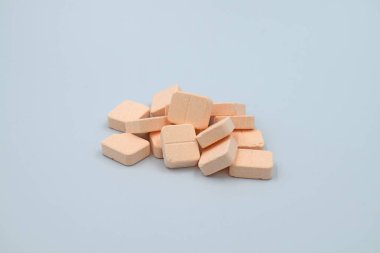 Beyaz arkaplanda organik kalsiyum takviye hapları