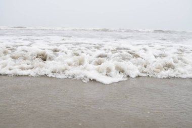 Sahildeki deniz dalgaları