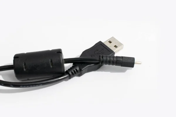 Beyaz arkaplanda usb kablosu