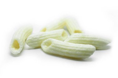 Beyaz arka planda taze çiğ bebek lahanası