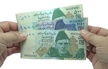 El ele tutuşma parası beyaz arka planda izole edilmiş, Pakistan para birimi