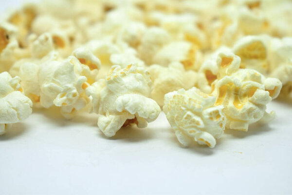 попкорн в стеклянной чаше на белом фоне