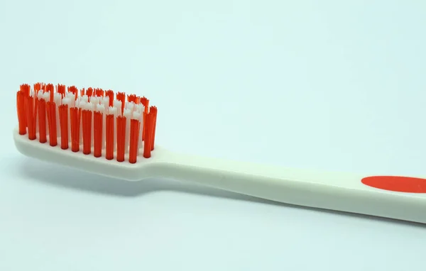 beyaz arkaplanda diş fırçası ve diş macunu