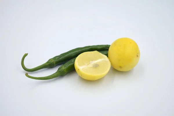 Beyaz arka planda yeşil biberli limon