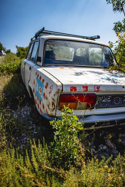 Um carro danificado no meio do nada — Fotografia de Stock