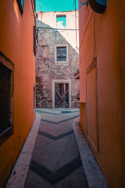 Hırvatistan 'da turuncu evlerin küçük şeridi