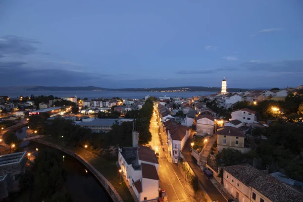 Bela cidade iluminada na Croácia antes do nascer do sol — Fotografia de Stock