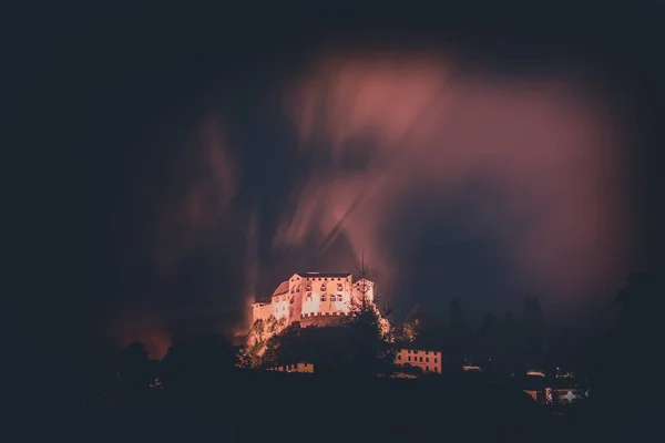 Splendido Castello in una notte nebbiosa — Foto Stock