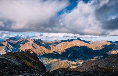 Dağların ve vadilerin nefes kesici manzarası
