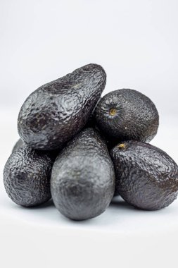 Bir yığın içinde beş avokado.