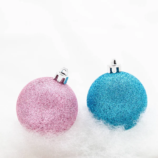 Flou Rose Paillettes Boules Noël Sur Blanc Avec Copyspace — Photo