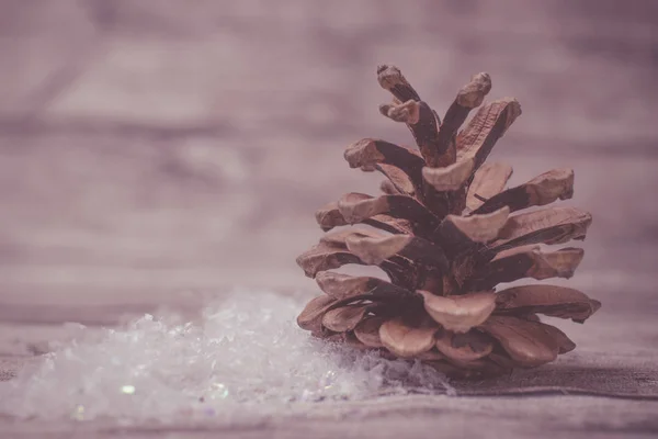 Cone Pinho Vintage Com Neve Madeira Com Espaço Cópia — Fotografia de Stock