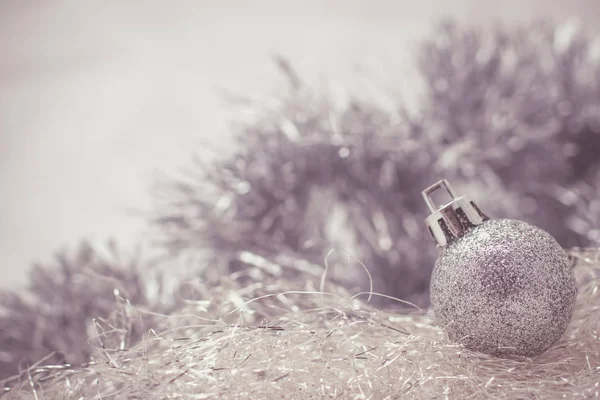 银制圣诞球装饰木制雪地 — 图库照片