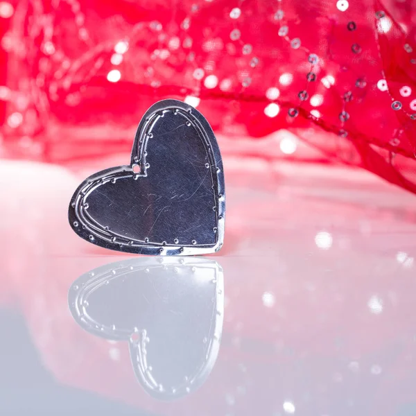 Coração Metal Com Fundo Brilho Vermelho Para Dia Dos Namorados — Fotografia de Stock