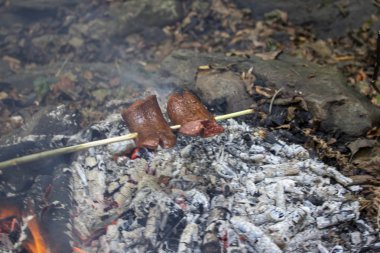 Ahşap ateşte pişmiş harika sosis.