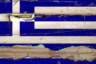 Yunanistan bayrağını eski tahtaya dikti.