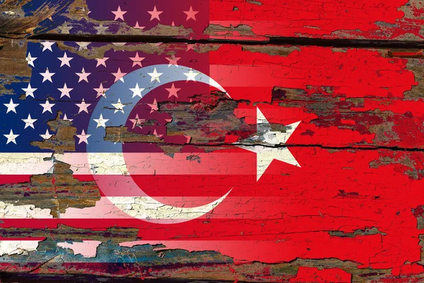 Türkiye ve Amerika bayrağı eski tahtada.