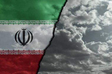 İran bayrağı ve kara bulutlar