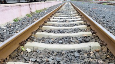 Trenlerin yol güzergahı olan raylar  