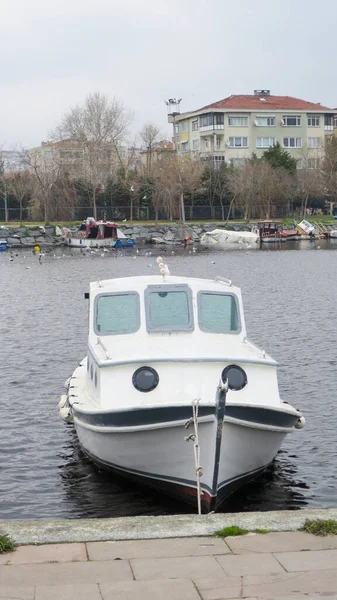 Estambul Kucukcekmece Turquía Kucukcekmece Lago Barcos Pesca Con Destino —  Fotos de Stock