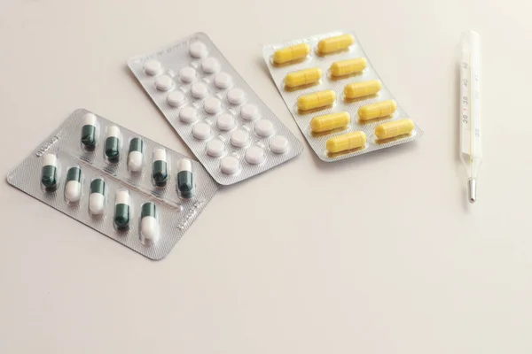 Buborékcsomagolás Tablettákkal Hőmérővel Fehér Alapon — Stock Fotó