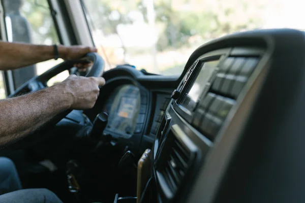 Les mains d'un homme conduisant un camion de gros tonnage Images De Stock Libres De Droits