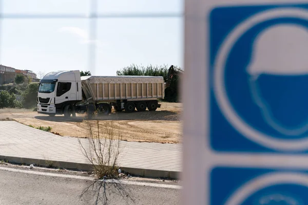 Kamyon tarlaya tonlarca toprak boşaltıyor..