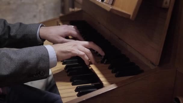 Ember Játszik Egy Pipe Organ Században — Stock videók