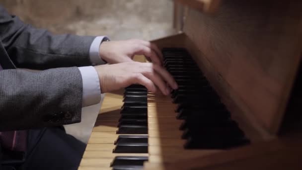 Ember Játszik Egy Pipe Organ Században — Stock videók
