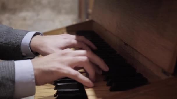 Ember Játszik Egy Pipe Organ Században — Stock videók