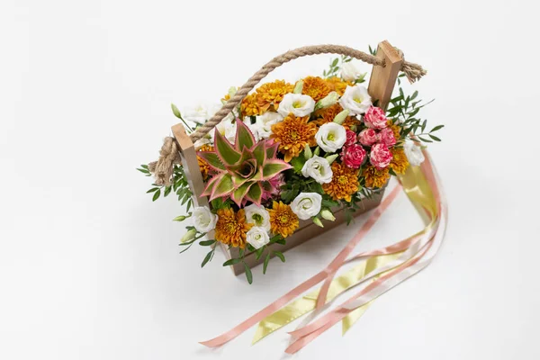 Szokatlan Kifejező Virágos Elrendezése Friss Virágok Szatén Többszínű Szalagok Színek — Stock Fotó