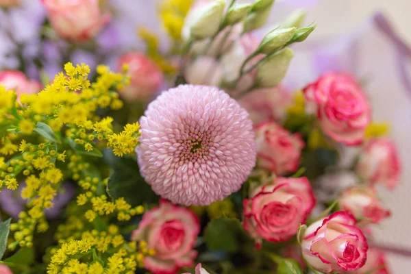 Ein Schöner Strauß Frischer Blumen Farben Flieder Gelb Rosa Blüten — Stockfoto