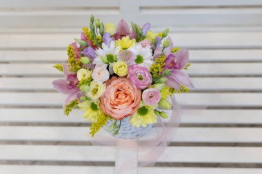 Açık arkaplanda muhteşem bir demet taze çiçek (Renkler: beyaz, pembe, sarı, yeşil. Çiçekler: gül, mutluluk, kasımpatı, orkide, aslanağzı.)