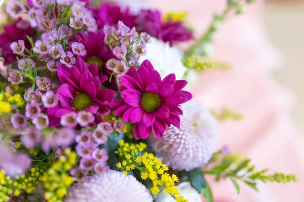 Buquê Emocional Flores Frescas Uma Cesta Vime Branco Fundo Claro — Fotografia de Stock