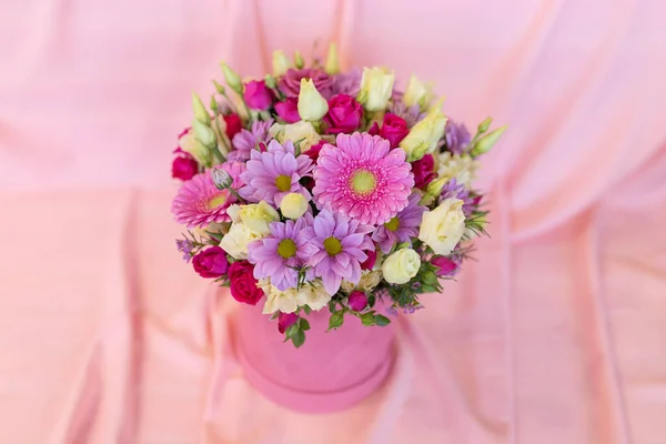 Ein Fröhlicher Strauß Frischer Blumen Einer Rosa Papierschachtel Auf Rosa — Stockfoto