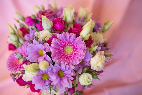 Ein Fröhlicher Strauß Frischer Blumen Einer Rosa Papierschachtel Auf Rosa — Stockfoto