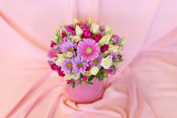 Ein Fröhlicher Strauß Frischer Blumen Einer Rosa Papierschachtel Auf Rosa — Stockfoto