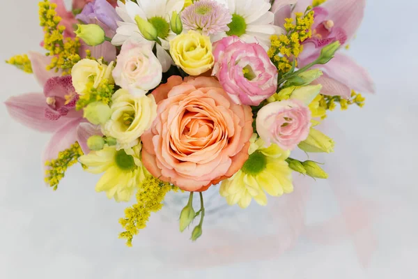 Magnífico Buquê Flores Frescas Fundo Claro Cores Branco Rosa Amarelo — Fotografia de Stock
