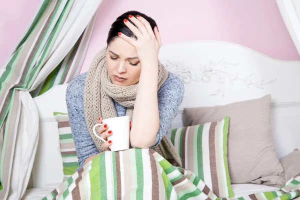 Mujer enferma con temperatura en reposo . — Foto de Stock