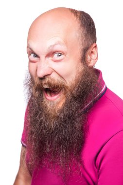 Unleashed duygular. Mavi açık gözler ve ağız beyaz arka plan üzerinde izole kamera, bakarak dururken açılan ile hayal kırıklığına uğramış genç adam.