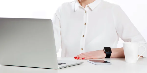 Vista superior de la mano de la mujer sosteniendo reloj inteligente . —  Fotos de Stock