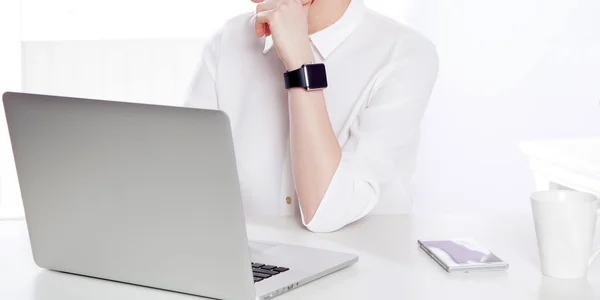 Ansicht von der Hand einer Frau, die eine intelligente Uhr hält. — Stockfoto