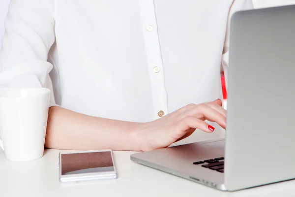 Vista superior de la mano de la mujer sosteniendo reloj inteligente . — Foto de Stock