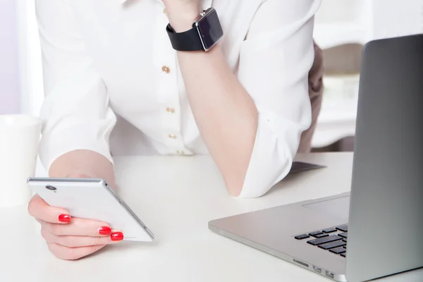 Ansicht von der Hand einer Frau, die eine intelligente Uhr hält. — Stockfoto