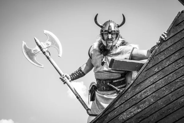 Strong angry bearded Viking with axe attacking. — Stock Photo, Image