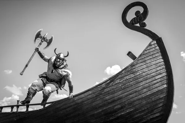 Strong angry bearded Viking with axe attacking. — Stock Photo, Image