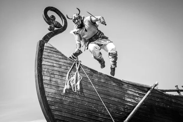 Strong angry bearded Viking with axe attacking. — Stock Photo, Image