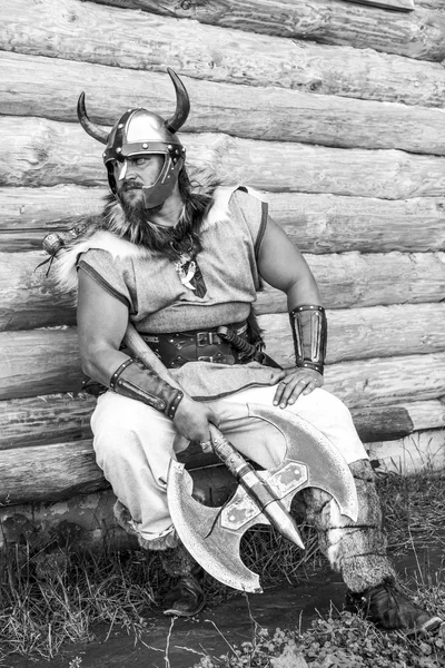 The portrait of the Viking with his axe — Stock Photo, Image