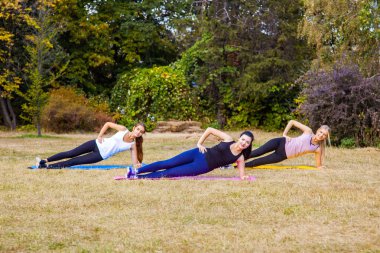 Pozitif kadın spor egzersizleri yapıyor.